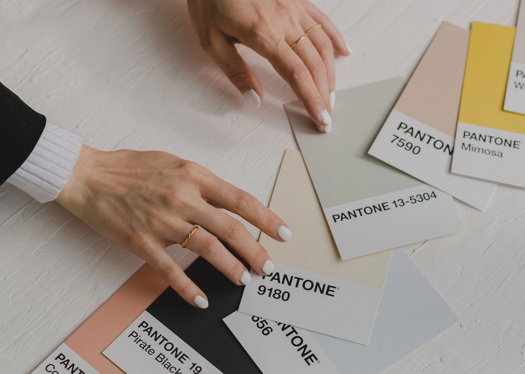 Hände mit Pantone Farbkarten